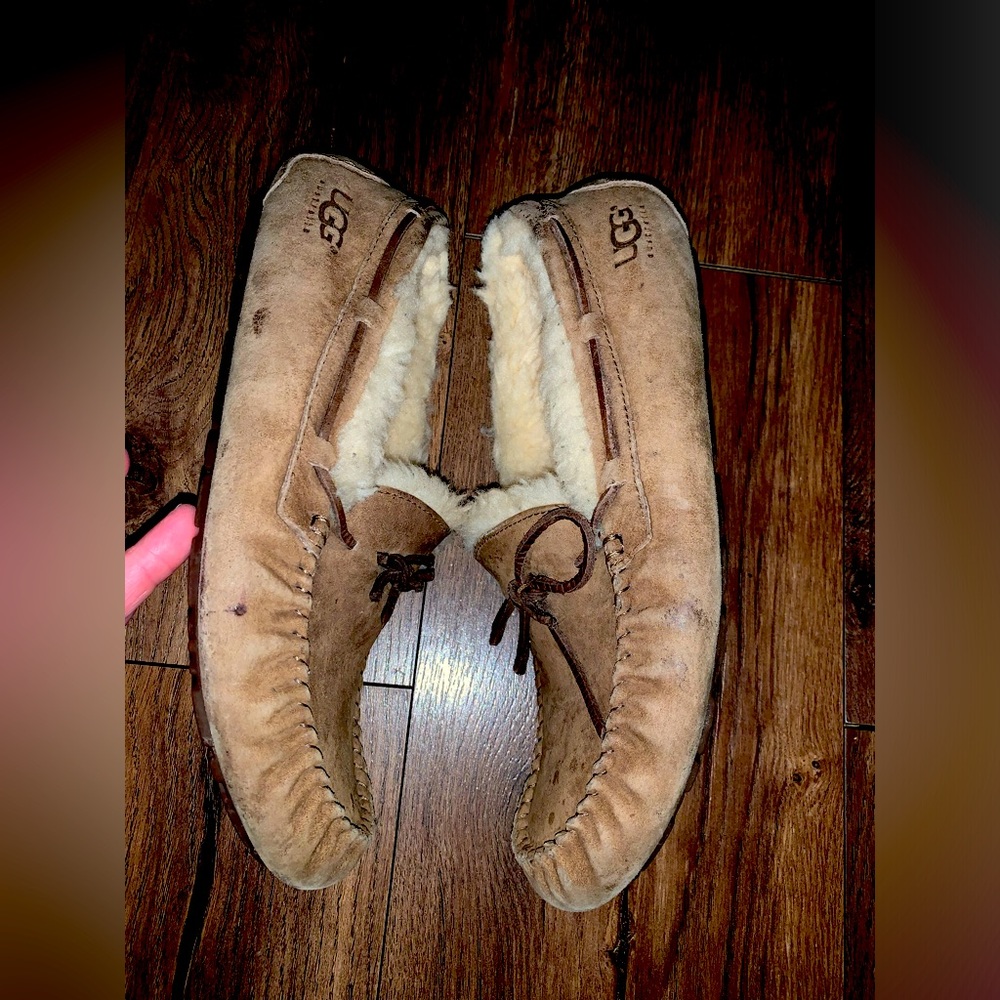 Women’s Size 9 UGG Slippers in Chestnut Color.
